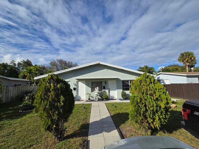 Building Photo - 1021 SW 32nd Ct