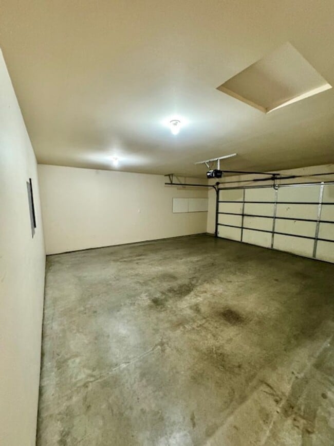 Building Photo - 2 Bedroom, 2 Bathroom Townhouse