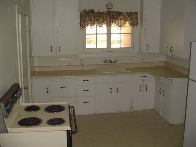 Building Photo - East Springfield/Thurston home