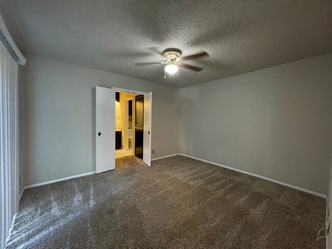 Building Photo - 3925 E 60th Pl