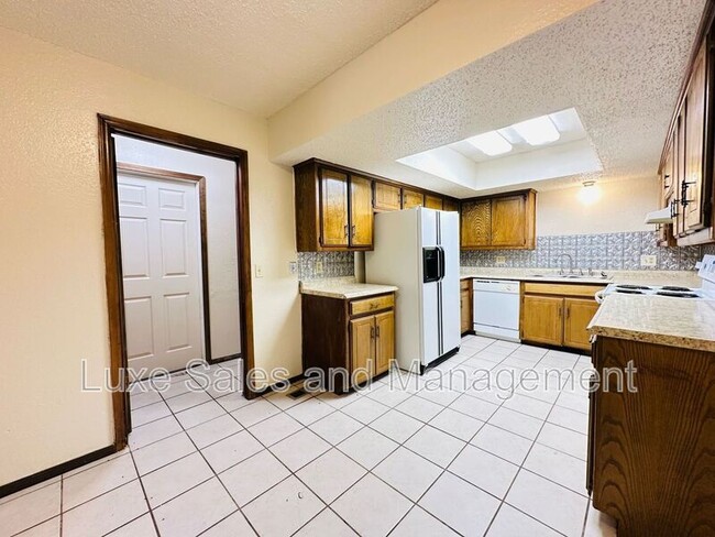 Building Photo - 7208 Kings Manor Ct