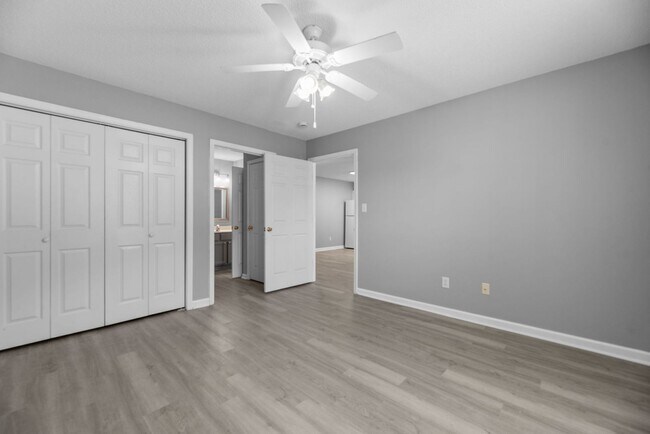 Building Photo - Updated One Level 2 Bedroom / 2 Full Bath ...