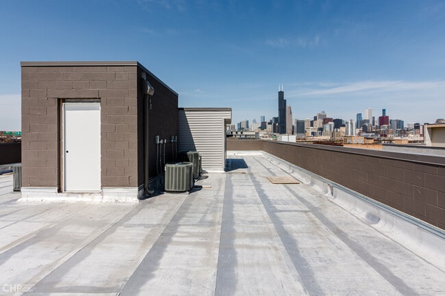 Building Photo - 562 W 18th St