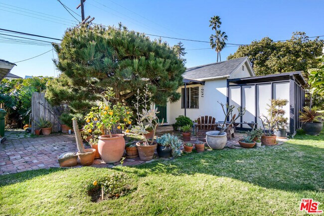 Building Photo - 2431 Walgrove Ave