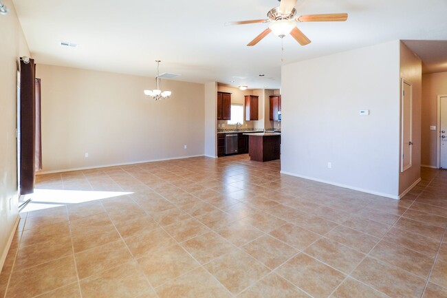 Building Photo - Spacious 4 Bedroom 2 Bath Home in Mesa Vil...