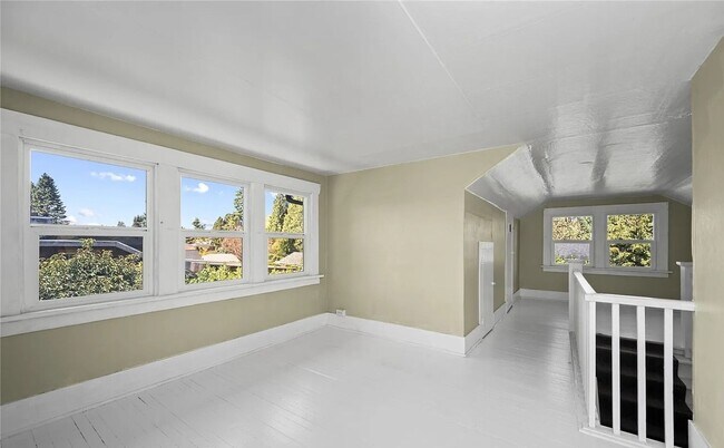 Building Photo - Charming Craftsman Rental in a Prime Bellingham Location