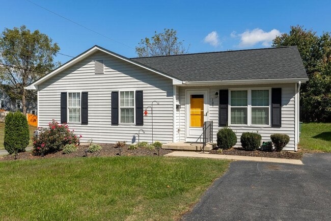 Building Photo - 105 Hemlock St