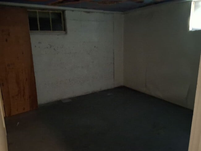 Building Photo - 320 Meadow Ln
