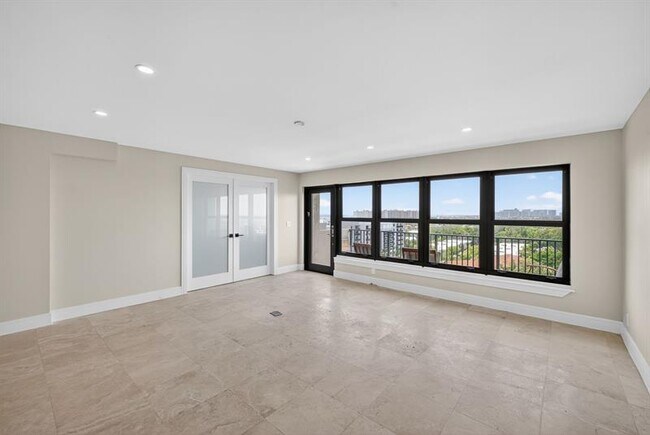 Building Photo - 3200 Port Royale Dr N