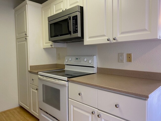 Building Photo - Beautiful 2-bedroom, 1-bath townhouse with 1 assigned parking stall located in a quiet