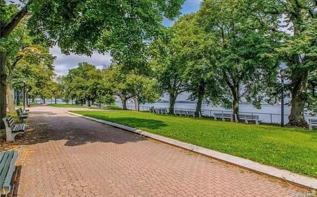 Building Photo - 3-37B Park Cres