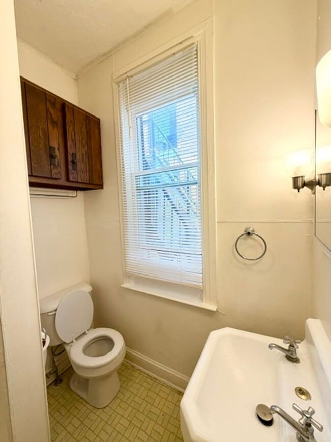 Building Photo - Efficiency Apartment for Rent – Convenient Location
