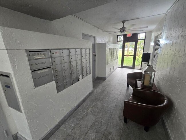 Building Photo - 250 Jacaranda Dr