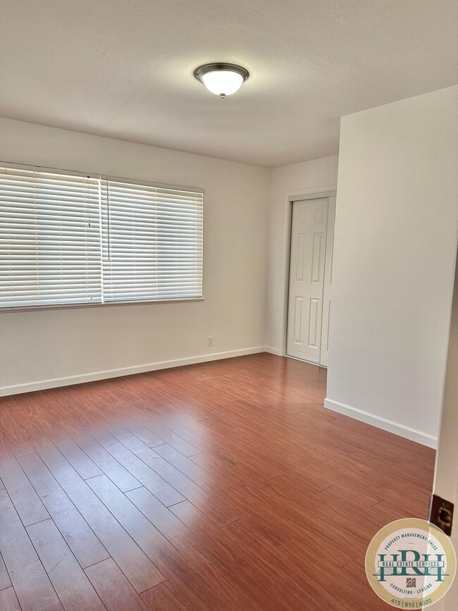 Building Photo - Spacious & Bright 3BR|2BA House in the Hea...