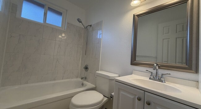 Building Photo - Cozy 2 Bedroom 1 1/2 Bath Townhouse Style ...