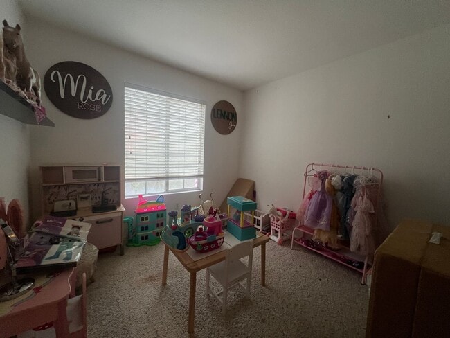 Building Photo - Wonderful 4 Bedroom Home Near Parks With Shopping Nearby!