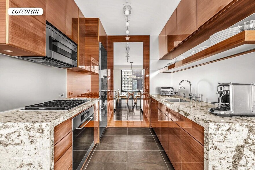 Building Photo - 200 E 61st St