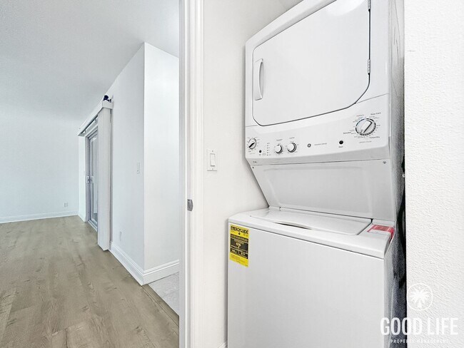 Building Photo - Beautiful 1BD/1BA W/ Reserved Parking and In-Unit Laundry in North Park!