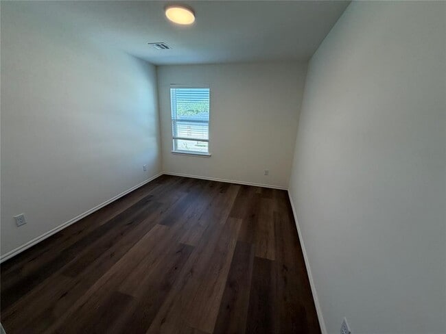 Building Photo - 303 Aaran Way