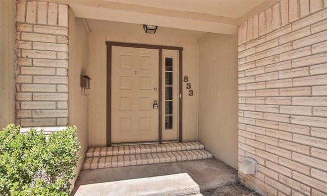 Building Photo - 833 Lakeview Dr