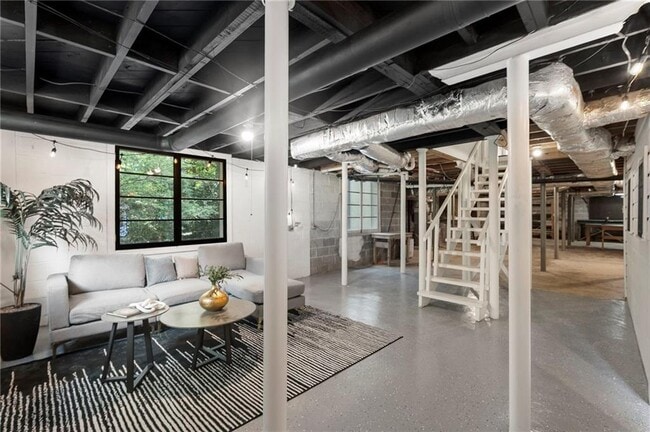 Building Photo - 2233 Clairmont Rd