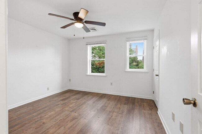 Building Photo - Cozy 2 Bedroom House Available Now!