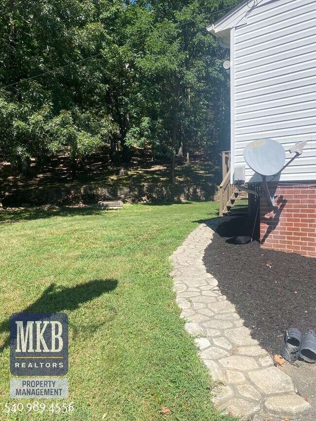 Building Photo - 4 Bedrooms, 2.5 Baths, Split Foyer, Locate...