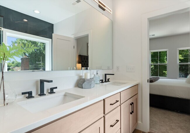 Building Photo - 2006 St Johns St