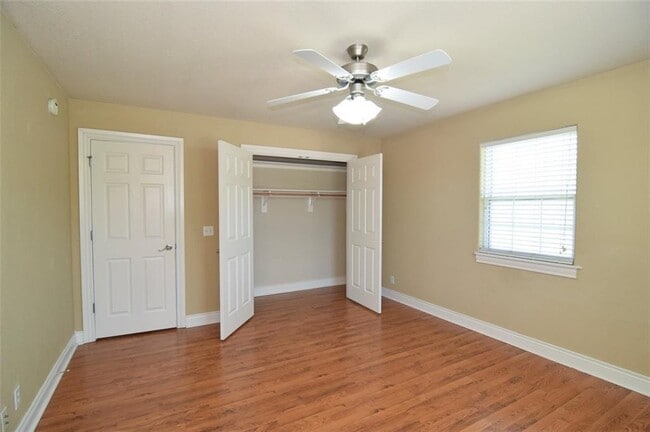 Building Photo - 6113 W Pleasant Dr