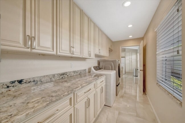 Building Photo - 3BR/2.5BA Private Pool Home | Chestnut Creek Community in Venice