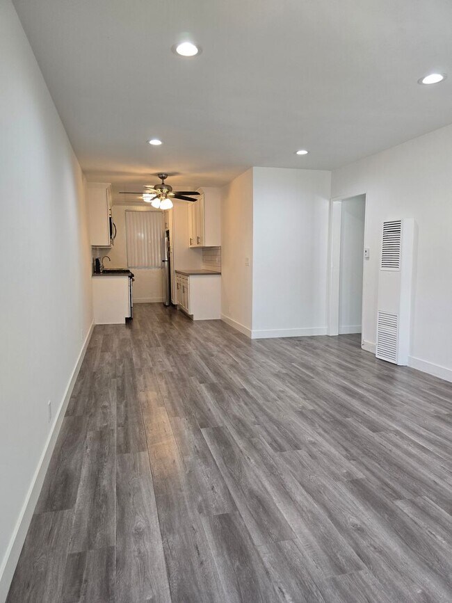 Building Photo - 3373 #6