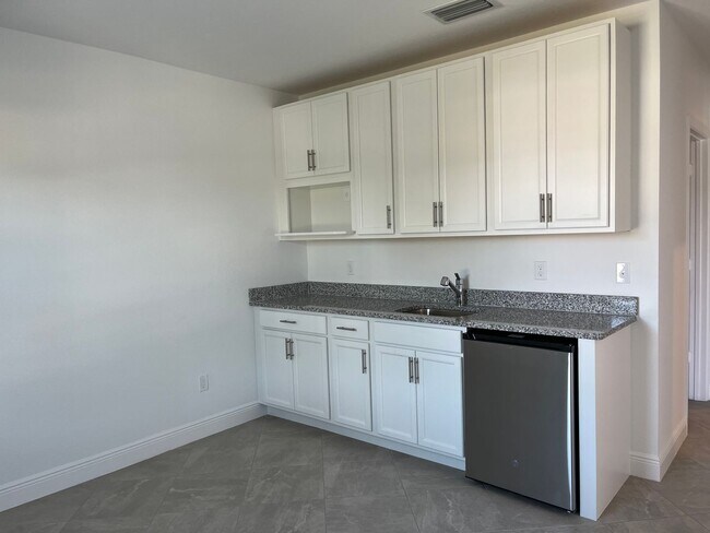 Building Photo - Annual Rental in Port St Lucie