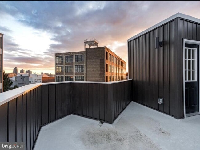 Building Photo - 437 Memphis St