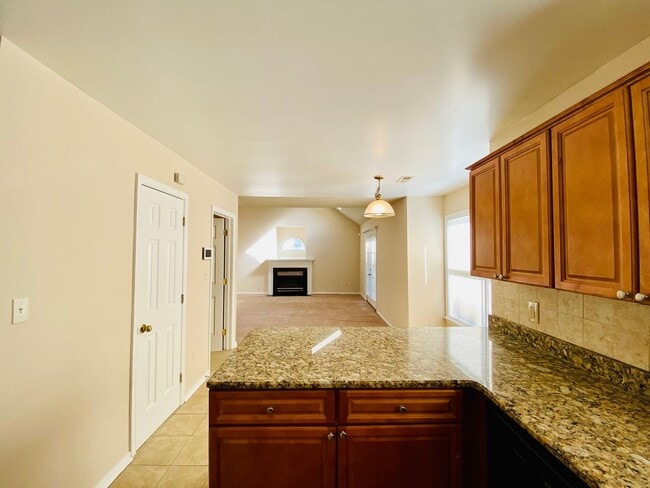 Building Photo - Beautiful and Spacious 3bdrm/2.5bth Home C...