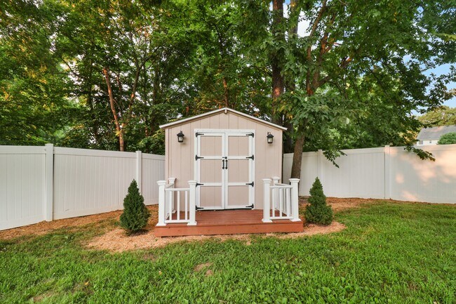 Building Photo - 1633 Cedar Springs Cir