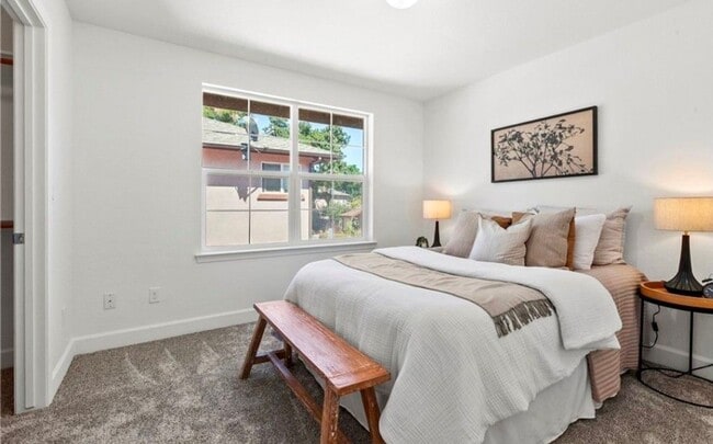 Building Photo - Spacious and Stylish 3 bedroom, 2.5  bath ...