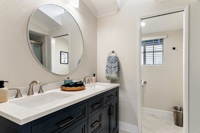 Building Photo - Furnished 3BR PB Gem – Walk to Beach & Bay