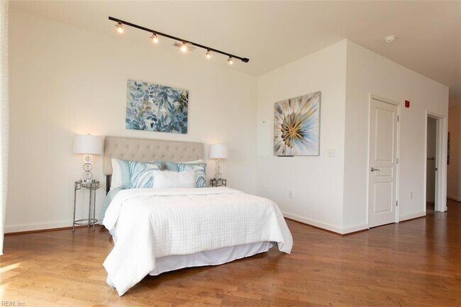 Building Photo - 670 Town Center Dr