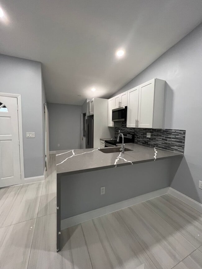 Building Photo - Corner Townehome 3Bed /2Bath