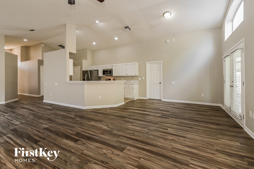 Building Photo - 13071 Chets Creek Dr N