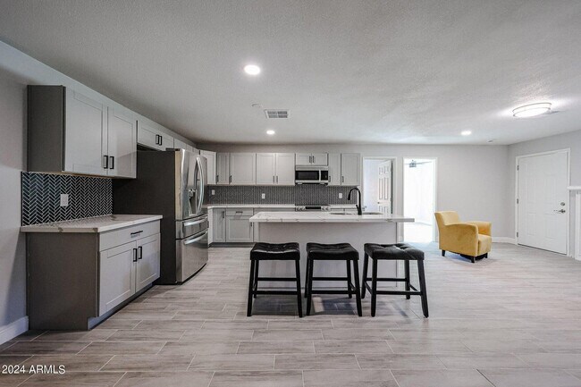 Building Photo - 11207 S Iroquois Dr