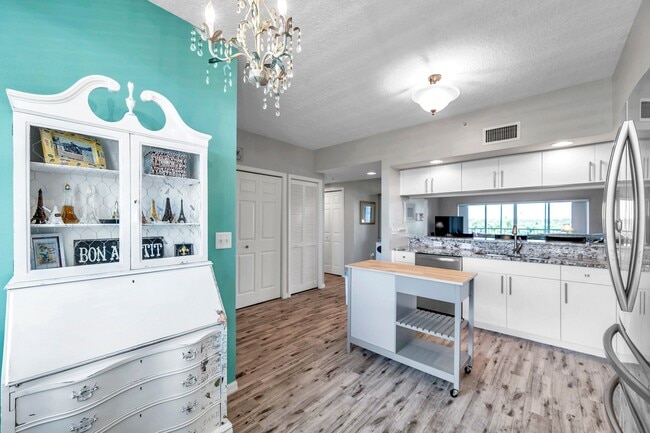 Building Photo - 1200 Country Club Dr