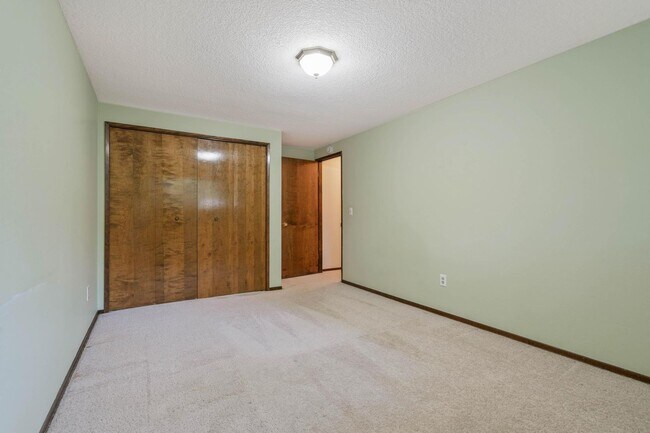 Building Photo - Spacious, well-cared for 4-bdrm/3-bath split-level—Family/laundry rooms, backyard, garage