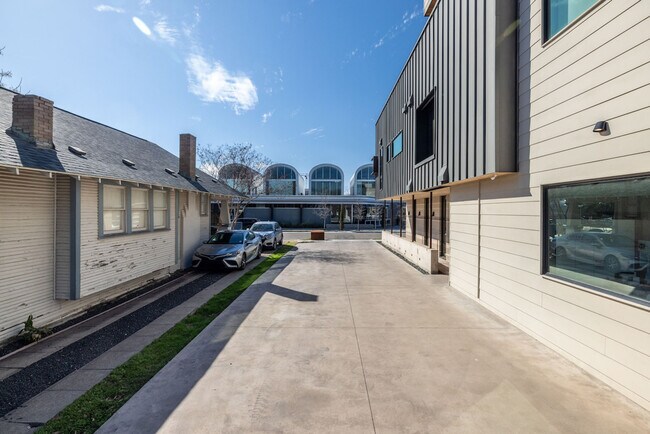 Building Photo - 1264 W Magnolia Ave
