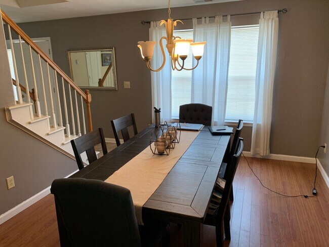 Building Photo - 3 Bedroom 2 Bathroom Single Family Condo