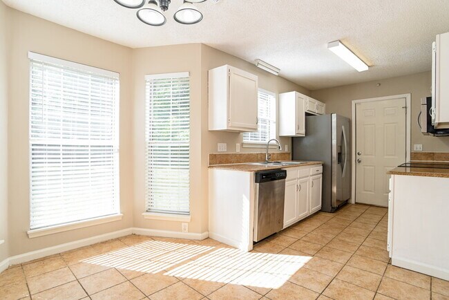 Building Photo - 8129 Vermilion Dr