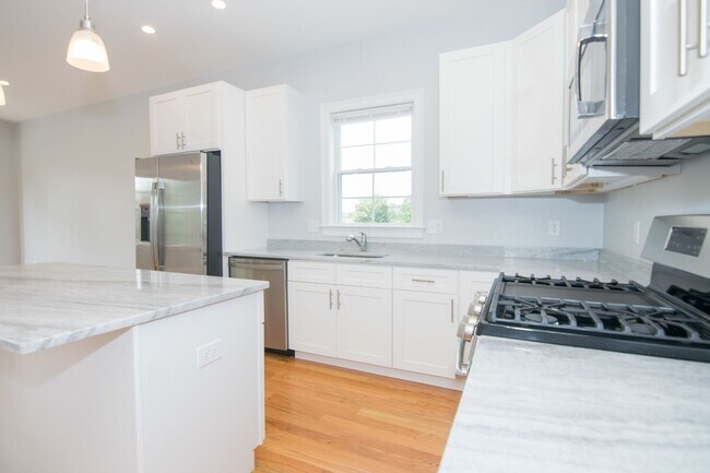 Building Photo - Central Location, In Unit Laundry, Central Heat/AC, Large Unit, Eat-in Kitchen, Parking for Rent