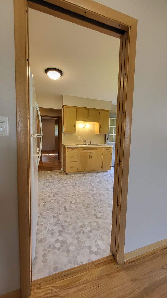 Kitchen Entry From Family Room - 4365 Glenmawr Ave