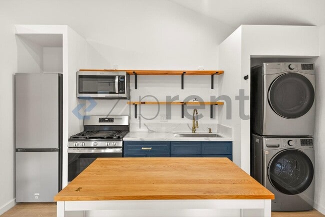 Building Photo - 2602 Deodar St