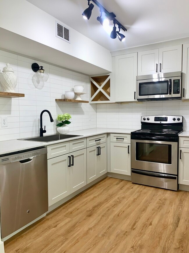 Primary Photo - 1483 Theresa Dr